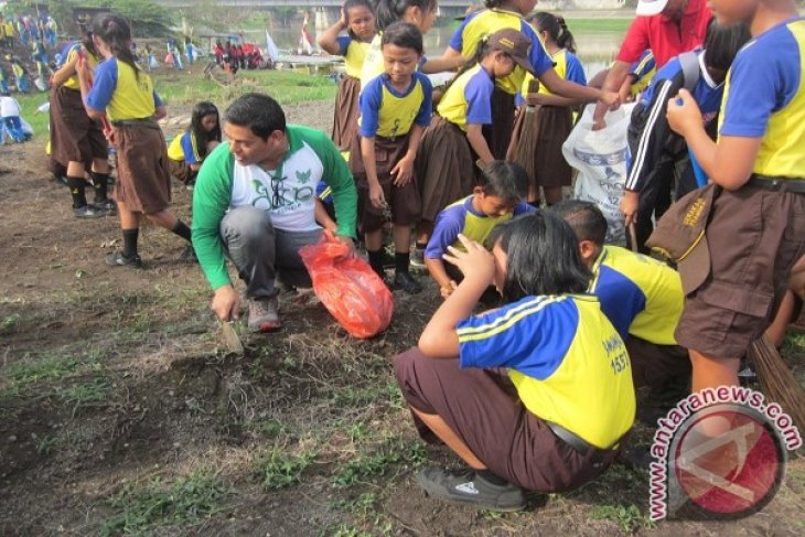 wali Kota Bersihkan Bantaran Sungai Brantas