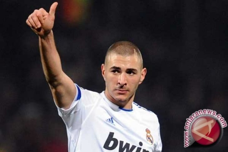 Prancis Skors Bintang Sepak Bola Benzema