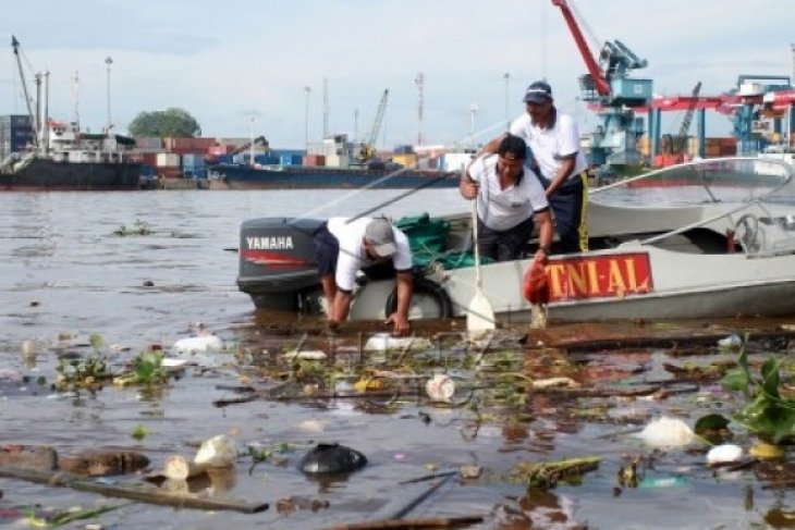 TNI AL Bersihkan Sampah di Kapuas