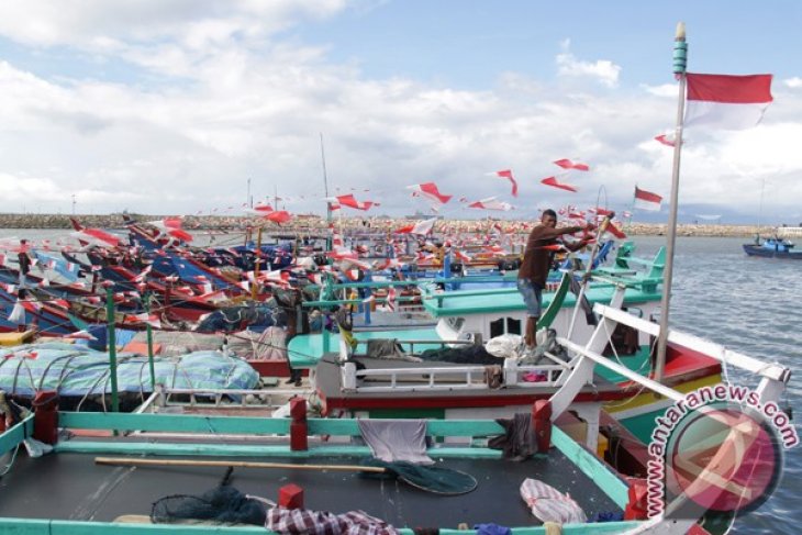 Nelayan Siapkan Kapal Hias Nusantara