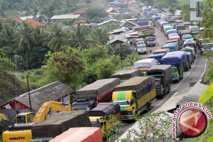 334 Truk Bertonase Berat Terjaring Razia Di Tol Jakarta-Cikampek