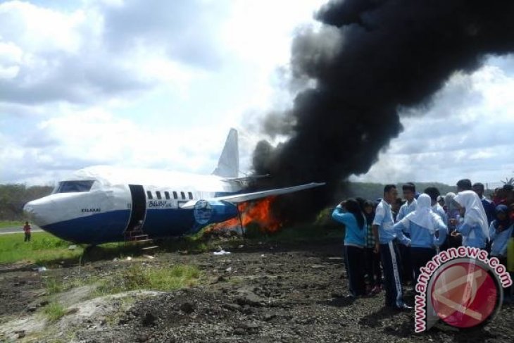 Penanganan Kebakaran Pesawat di Bandara Sampit
