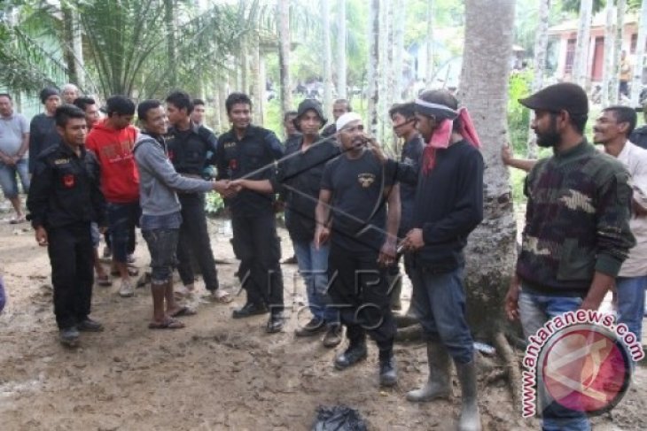 Kelompok Sipil Bersenjata Turun Gunung