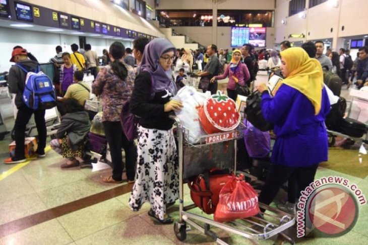 Arus Balik Liburan di Bandara Juanda