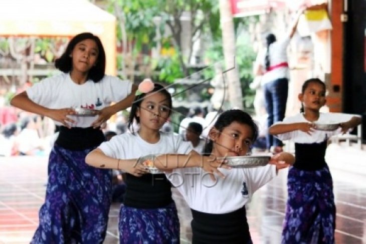 Belajar Tari Lokal