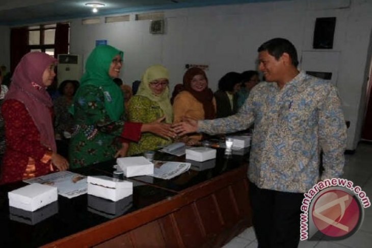 Wali Kota dengan Warga Penerima Kartu 