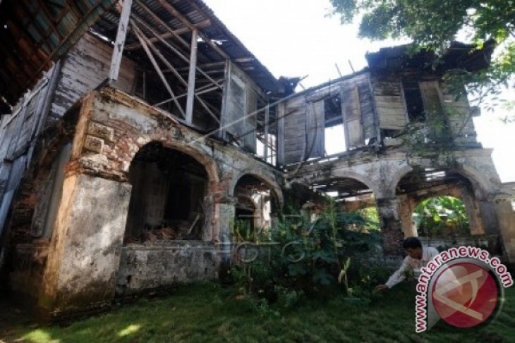 BANGUNAN CAGAR BUDAYA TERBENGKALAI