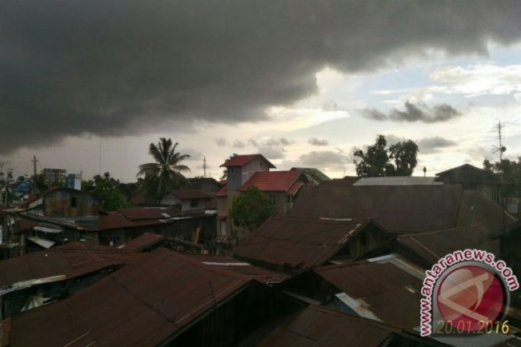 Awan Tebal Hitam