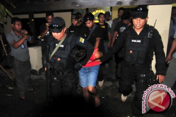 Terduga Teroris Lamongan Dibawa ke Mabes Polri