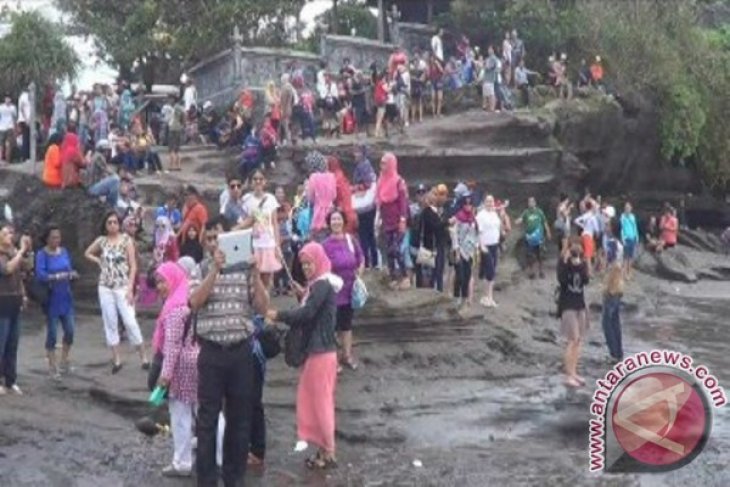 Libur Imlek Warga Tiongkok Padati Tanah Lot