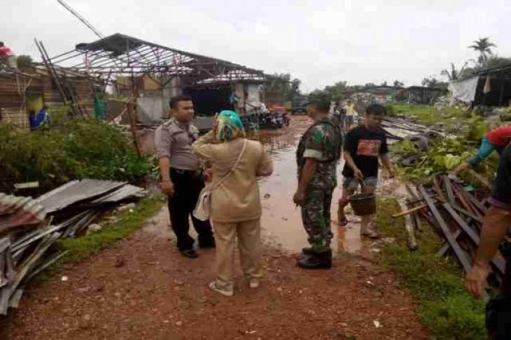 Korban Angin Puting-Beliung Pontianak Peroleh Bantuan Seng
