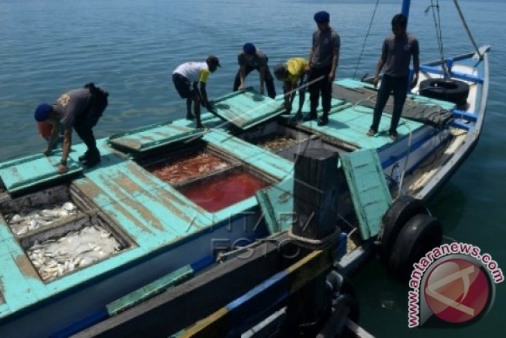 Siswa SMPN 2 Pulau Sembilan Kotabaru arungi laut 17 jam demi UNBK