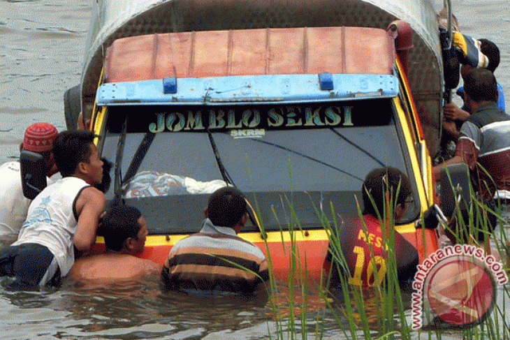 Truk Terjebak Banjir