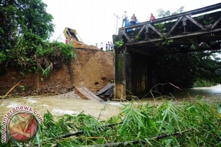 Jembatan Ambruk Diterjang Banjir