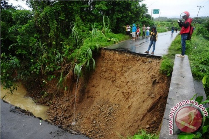 Jembatan Ambruk Diterjang Banjir