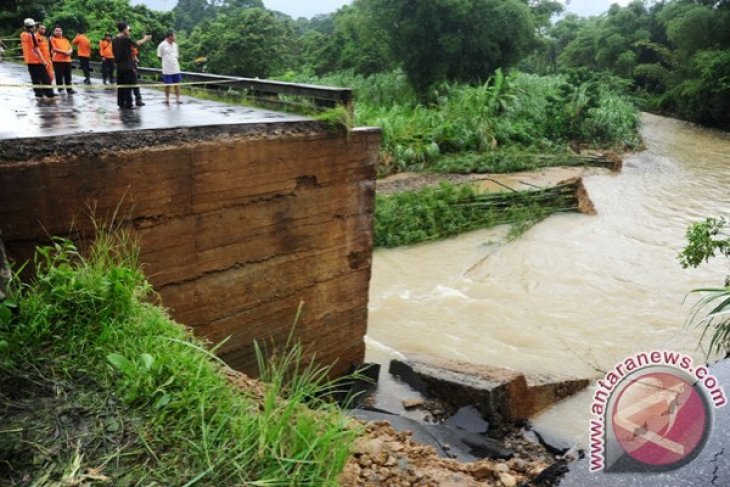 Jembatan Ambruk Diterjang Banjir