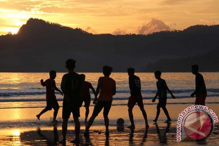 Bermain Bola di Tepi Pantai Blado