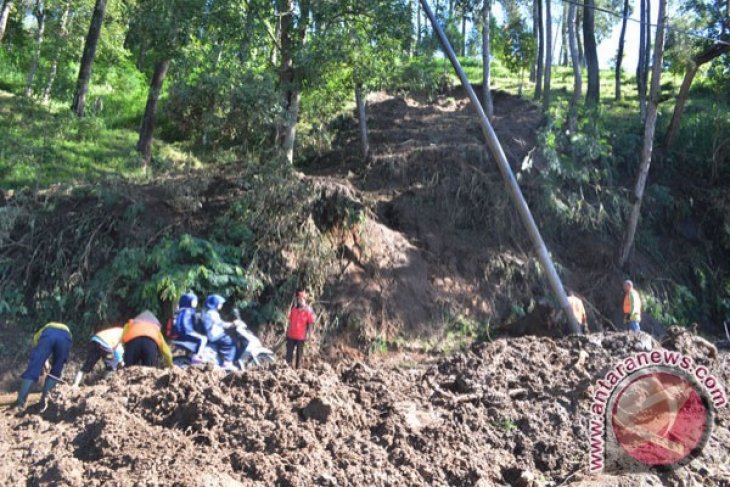 Jalur Wisata Sarangan Longsor