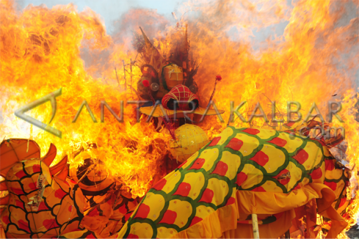Ritual Bakar Naga