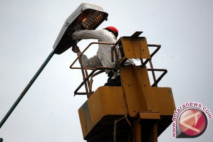 Dishubkominfo Bangka Tengah Ganti Lampu PJU Rusak