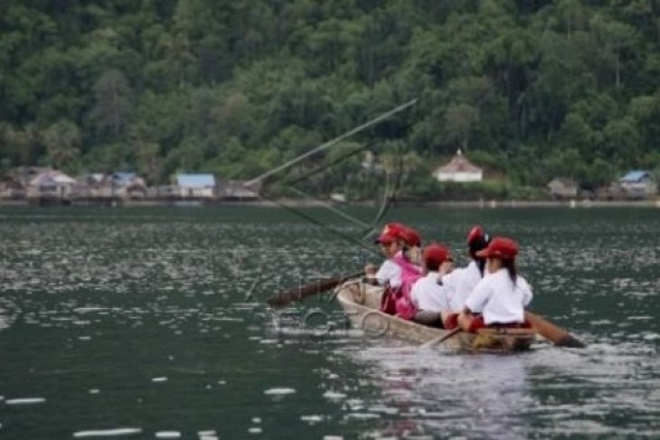 Mendayung Sampan ke Sekolah