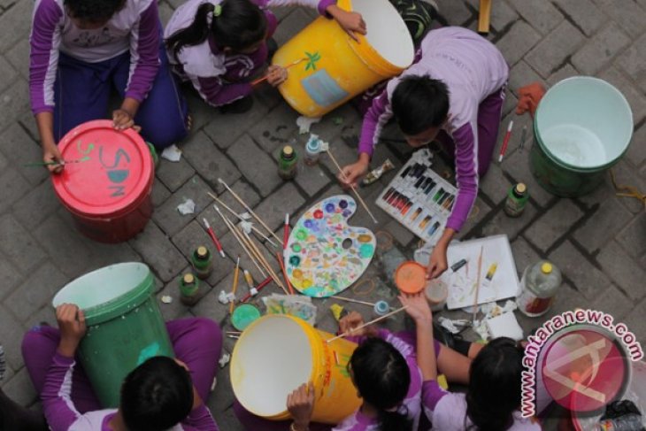 Melukis Tong Sampah