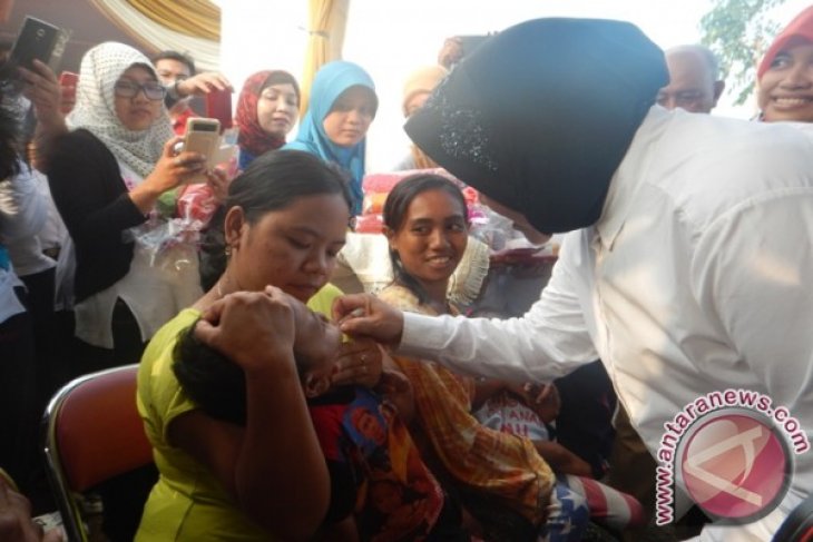 Balita Menangis Ditetesi Risma Vaksin Polio - ANTARA News Jawa Timur