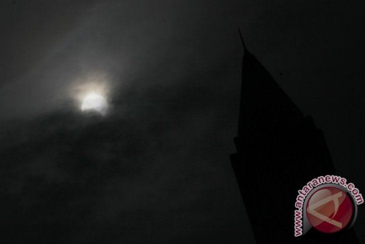 Gerhana Matahari parsial Surabaya