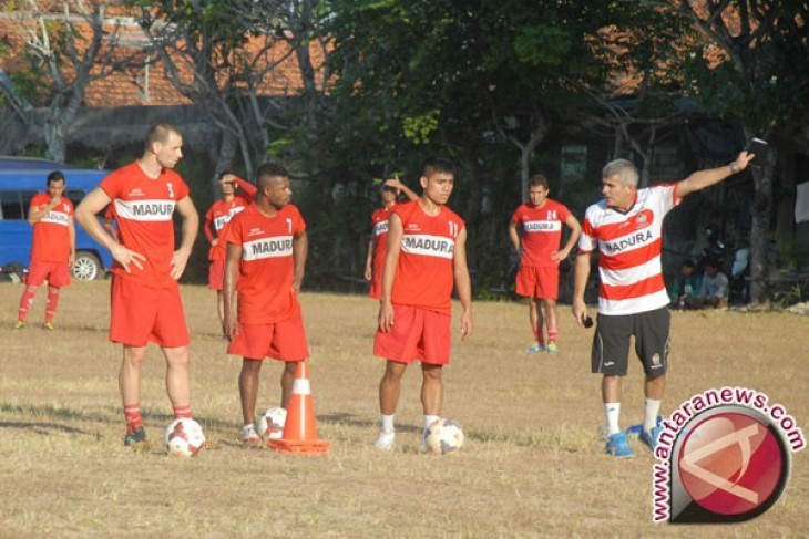 Arcan Iurie, mantan pelatih sejumlah klub sepak bola dideportasi ke negara asalnya