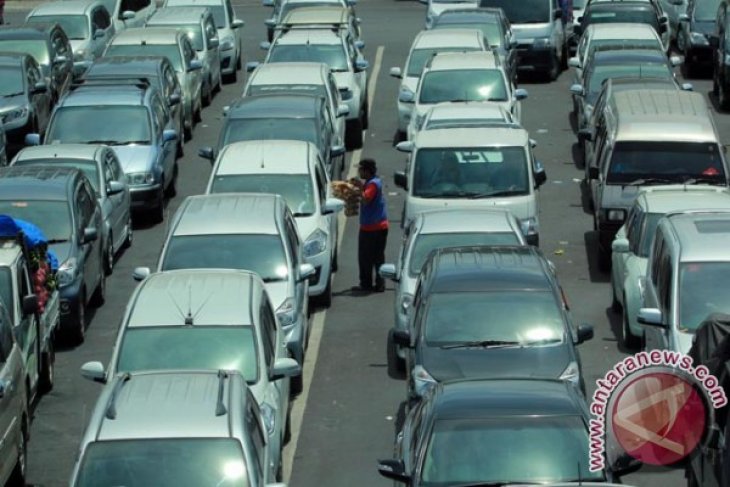 Penumpukan Kendaraan di Pelabuhan Ketapang