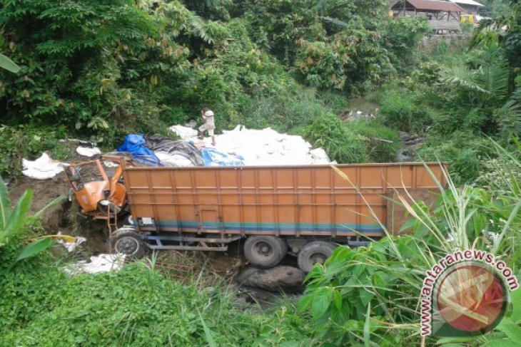 Truk Pembawa Pupuk Subsidi Masuk Jurang