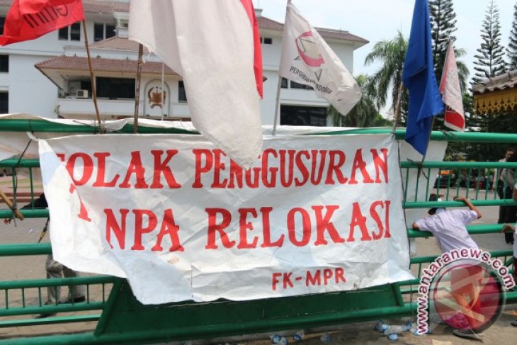 WARGA PINGGIR REL TUNTUT RELOKASI