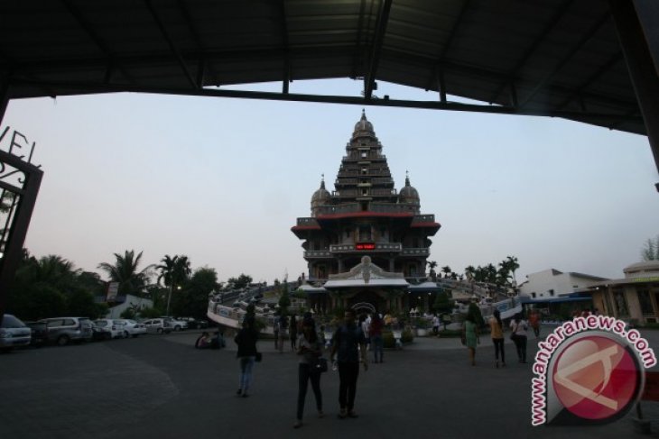 GEREJA KHATOLIK BERASITEKTUR KUIL INDIA