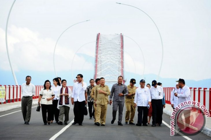 Presiden Jokowi Resmikan Jembatan Tayan