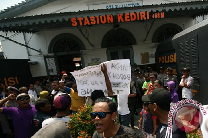 Unjuk Rasa Pedagang Stasiun Kediri