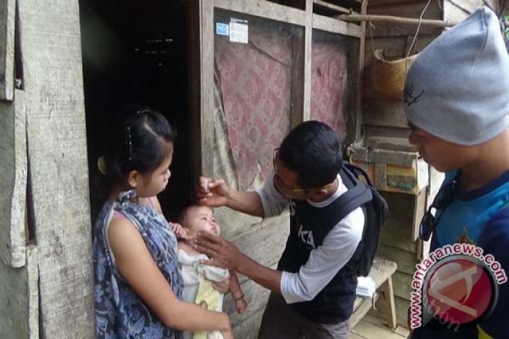 Tembus Belantara Imunisasi Polio