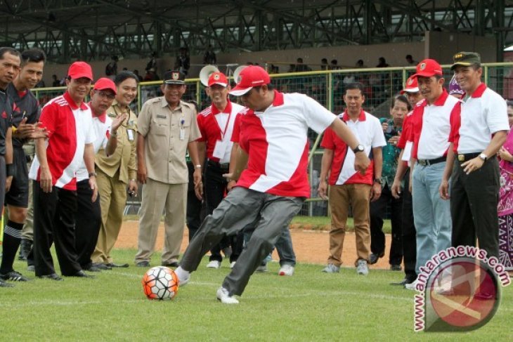 TENDANGAN KICK OFF GUBERNUR