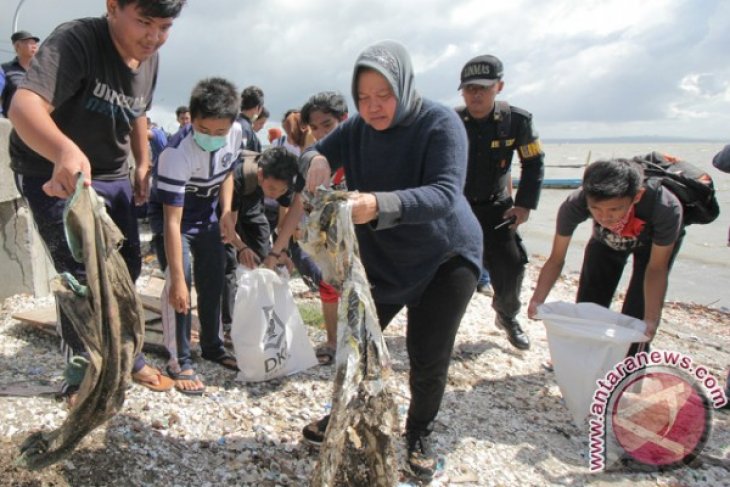 Aksi Bersih-bersih Pantai