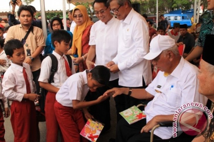 318 Warga Terima Bantuan PKH