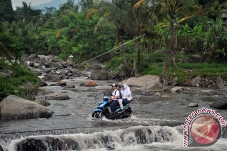 Pelajar Bogor Melintasi Sungai