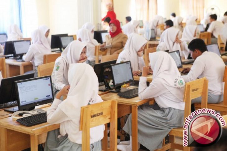 Penurunan tegangan listrik warnai UNBK di Banjarbaru