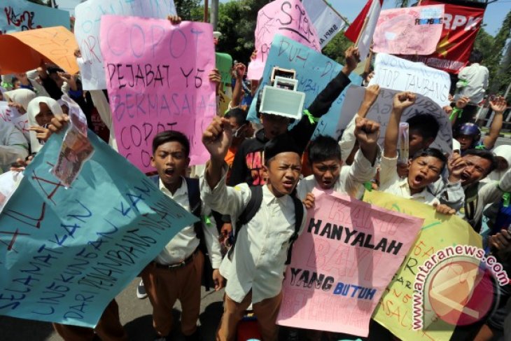 Demo Santri Tuntut Tambang Tutup