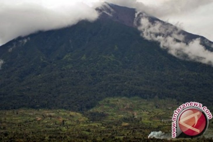 Gunung Kerinci keluarkan suara dentuman dan asap hitam