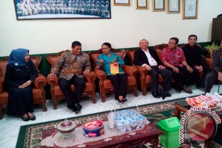 Wali Kota Kediri dengan Menteri Yohana