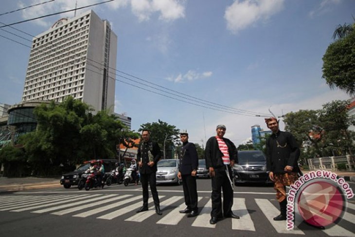 Kebaya On The Street