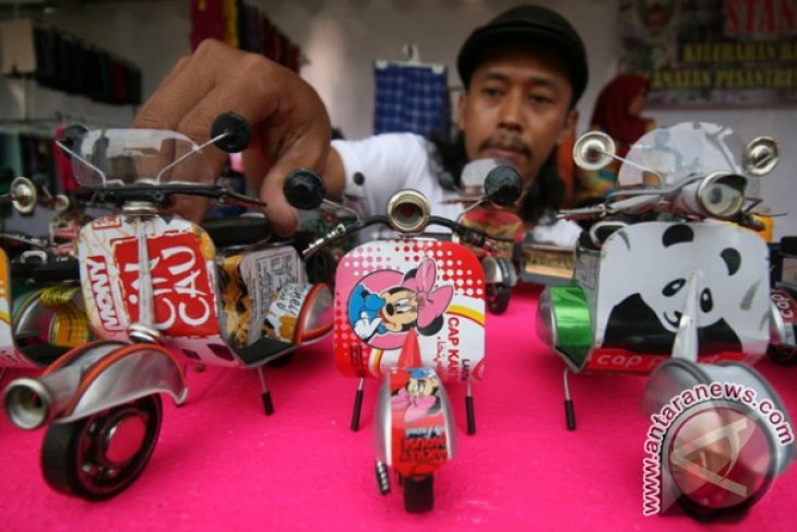 Miniatur Vespa Kaleng Bekas