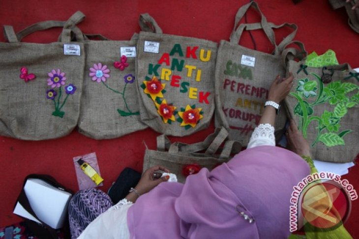Wanita Surabaya Bebas Plastik