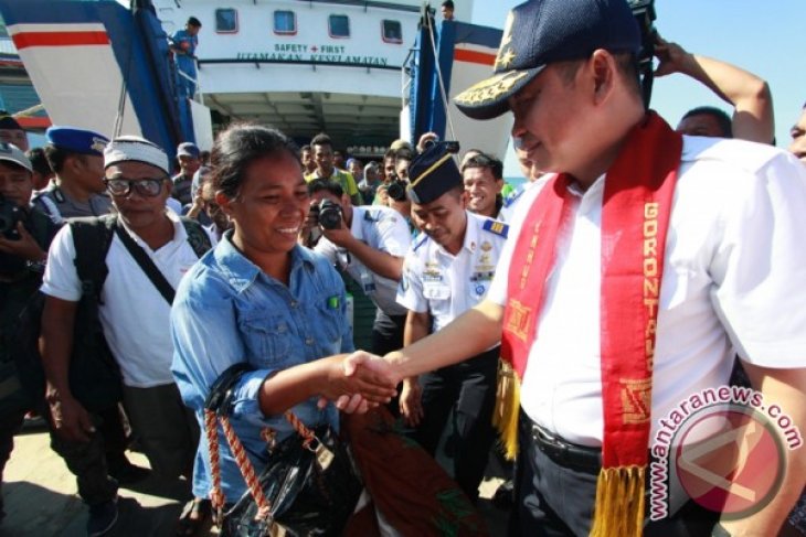 Menhub Tinjau Fasilitas Pelabuhan Penyeberangan Gorontalo