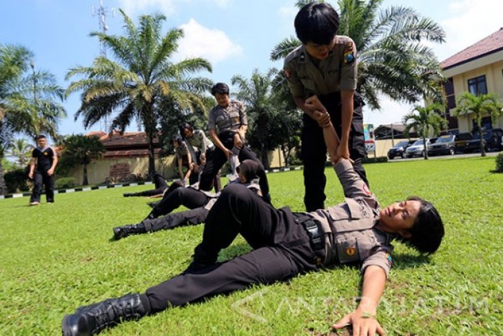 Latihan Bela Diri Polwan