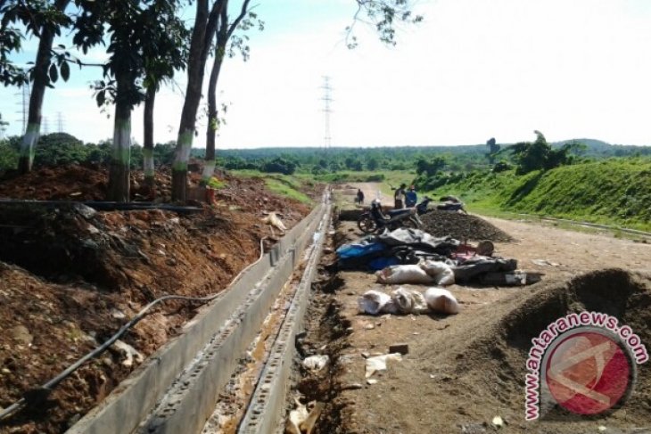 PEMBANGUNAN SALURAN TPA